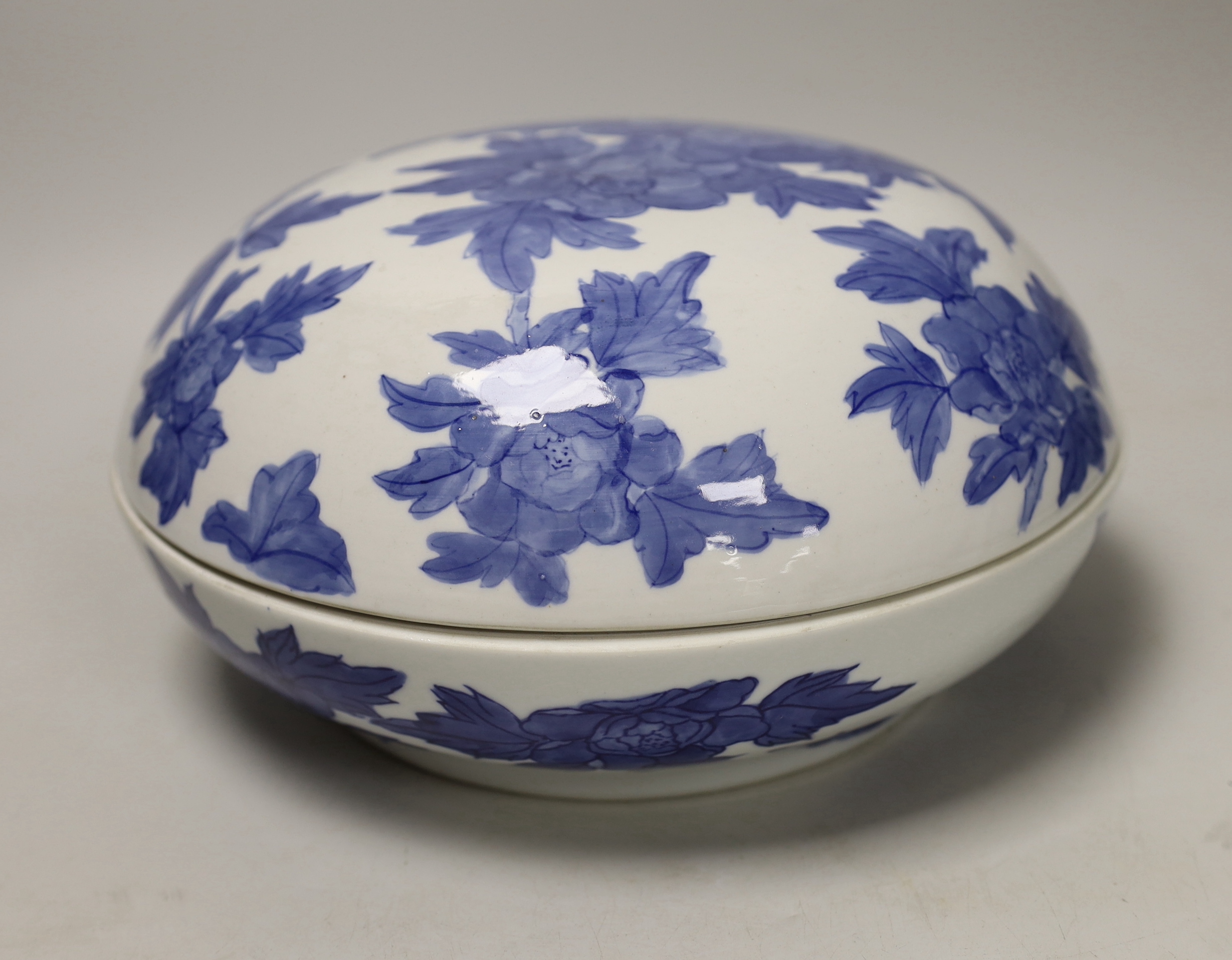 A Chinese blue and white circular box and cover, 27cm diameter